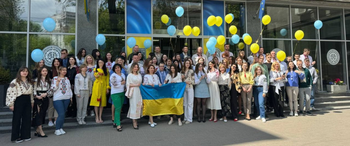 День вишиванки в Україні - нескорені й рішучі, оповиті родинною пам'яттю й любов'ю в сім'ї