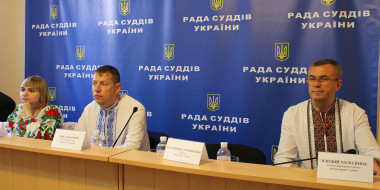 Члени Ради суддів України прийшли на засідання у вишиванках